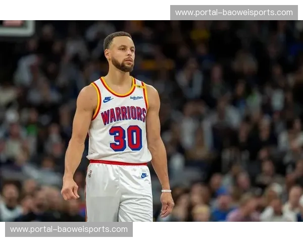 库里打破单月三分命中数纪录 勇士体系仍围绕其跑动构建